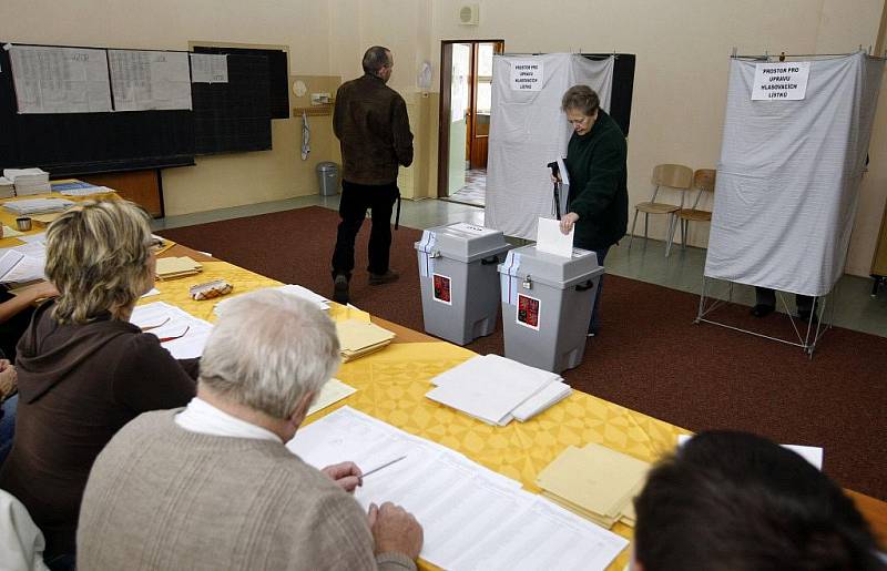 Ve 14:00 hodin byly otevřeny volební místnosti. V pátek a v sobotu si po čtyřech letech zvolíme vedení radnic a obecních úřadů. A ve třech východočeských obvodech také nové senátory. 