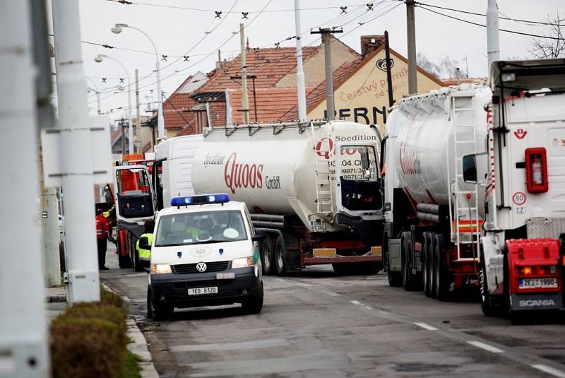 Lázně Bohdaneč. Jako zázrakem bez zranění vyvázl řidič, který nejspíš usnul za volantem a vjel pod kamion. Nákladní vozidlo však několik hodin blokovalo tah na Prahu