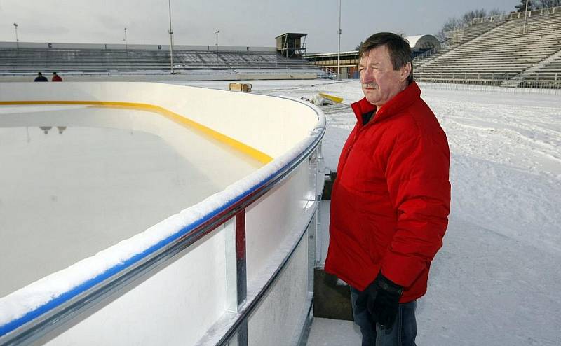 Deník pořídil vzácné snímky československé hokejové legendy Vladimíra Martince, který společně s dalšími významnými osobnostmi obstará v neděli od deseti hodin předzápas veteránských týmů Pardubic a Brna.