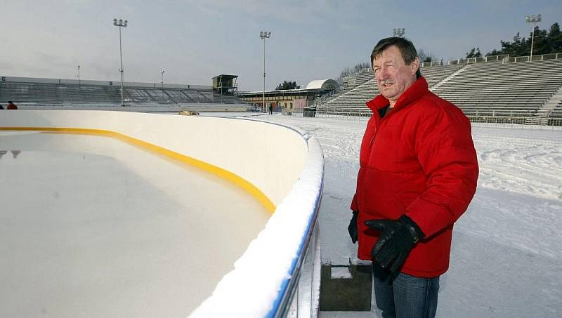 Deník pořídil vzácné snímky československé hokejové legendy Vladimíra Martince, který společně s dalšími významnými osobnostmi obstará v neděli od deseti hodin předzápas veteránských týmů Pardubic a Brna.