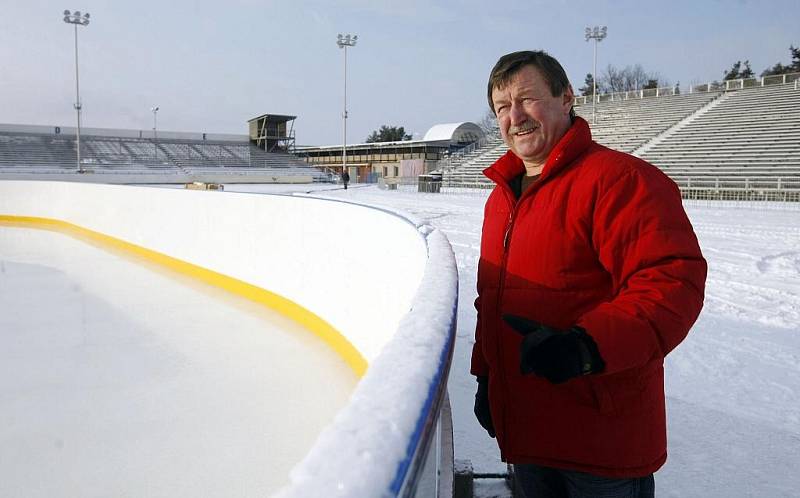 Deník pořídil vzácné snímky československé hokejové legendy Vladimíra Martince, který společně s dalšími významnými osobnostmi obstará v neděli od deseti hodin předzápas veteránských týmů Pardubic a Brna.