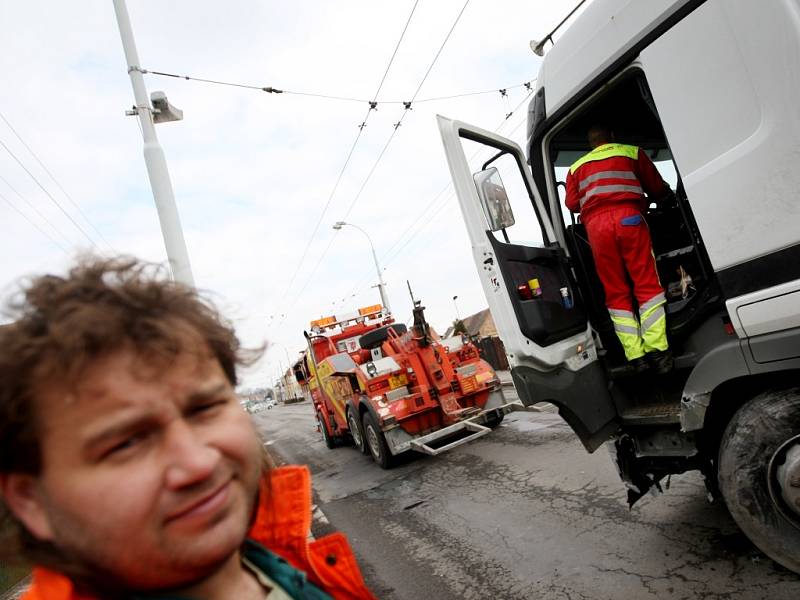 Lázně Bohdaneč. Jako zázrakem bez zranění vyvázl řidič, který nejspíš usnul za volantem a vjel pod tento kamion