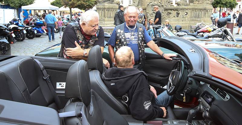 Sraz amerických automobilů a motocyklů na pardubickém Pernštýnském náměstí.