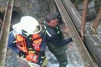 Dobrovolní hasiči z Lázní Bohdanče pomáhají likvidovat povodňové škody ve Svobodě nad Úpou.