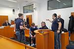 Krajský soud v Pardubicích v pondělí začal znovu projednávat případ vraždy motivované ziskem vily v pražské Bubenči. U soudu byl přítomný obžalovaný Tomáš Fiala.