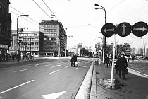 řída Míru, pojmenována takto od roku 1962 (do té doby Stalinova třída), byla trychtýřovitě otevřena do náměstí Budovatelů v roce 1972, kdy byl na jejím konci zbořen hotel Veselka. Na fotografii můžete vidět konec třídy Míru v roce 1983.