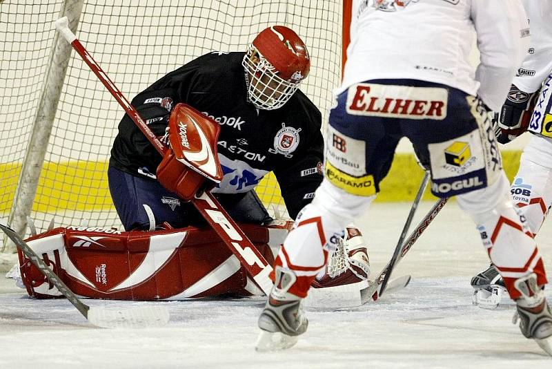 Legendární Dominik Hašek znovu stanul na pardubickém ledě.