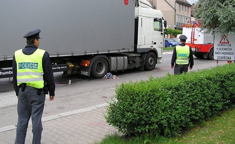 Kamion v Holicích srazil na přechodu starší ženu. Ta svým zraněním na místě podlehla