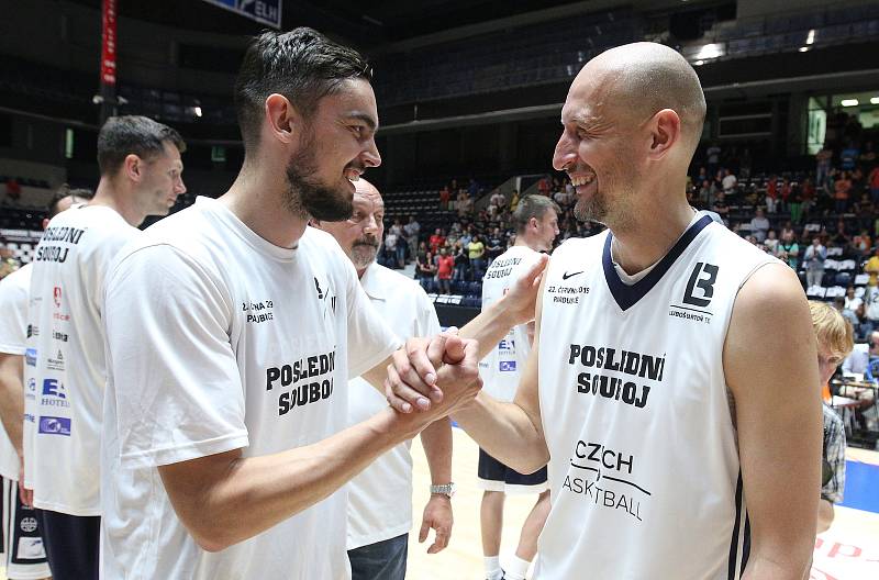 Poslední souboj basketbalových legend Jiřího Welsche a Luboše Bartoně v pardudubické ČSOB pojišťovna ARENĚ.