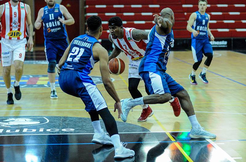 Basketbalové utkání play off Kooperativy NBL mezi BK JIP Pardubice (v bíločerném) a BC Geosan Kolín (v modrém) v pardubické hale na Dašické.