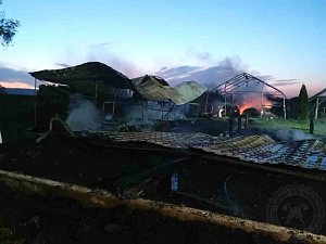 Šest jednotek hasičů vyjíždělo k požáru stájí v Rohovládově Bělé