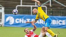 Fotbalové utkání Fortuna ligy mezi FK Pardubice (v červenobílém) a FK Teplice (  modrožlutém) na Městském stadionu Ďolíček v Praze.