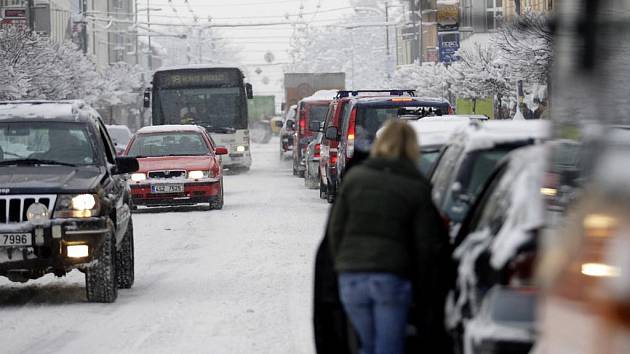 Sníh přináší komplikace v dopravě. Místy se tvoří kolony.
