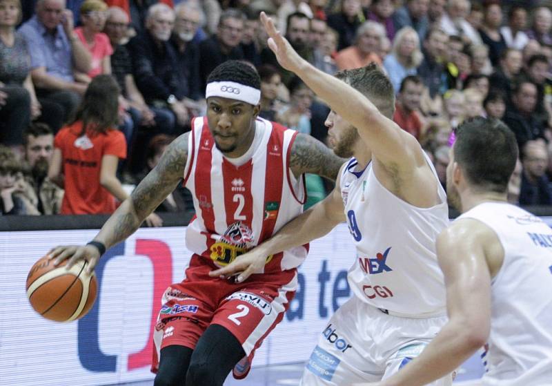 2. semifinále basketbalové Kooperativa NBL mezi BK JIP Pardubice (v bíločerném) a BK Armax Děčín (v černém).