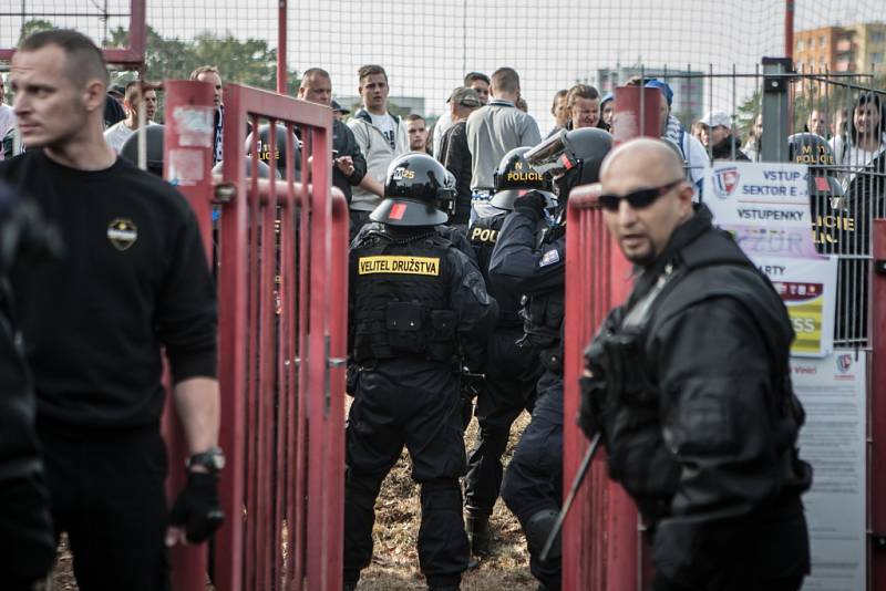 Fotbalové utkání mezi Pardubicemi a Baníkem bylo pod bedlivým dohledem policejních těžkooděnců.
