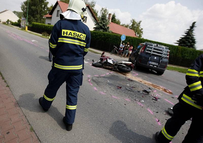 V Sezemicích na Pardubicku se srazila dvoučlenná posádka motocyklu s autem. Na vině byla asi nepřiměřená rychlost motocyklu