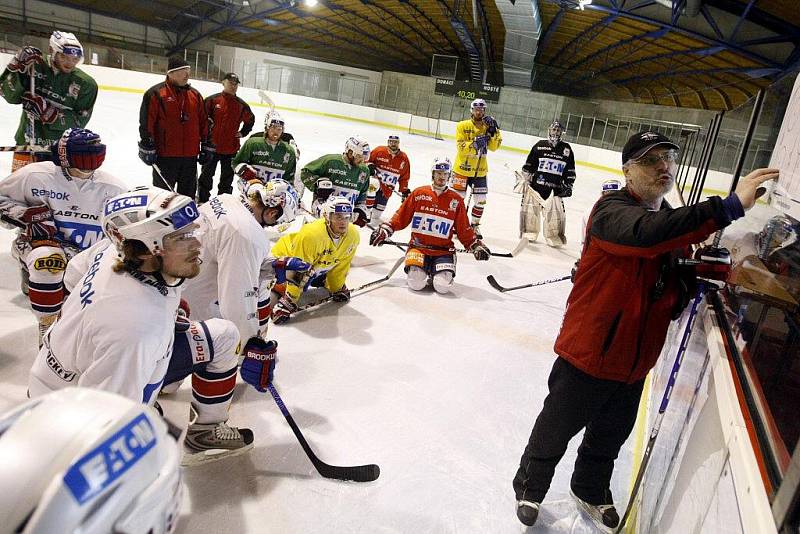 Páteční dopolední trénink hráčů HC Eaton Pardubice