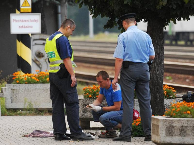 Vyšetřovatelé prohledávají osobní věci mladé ženy