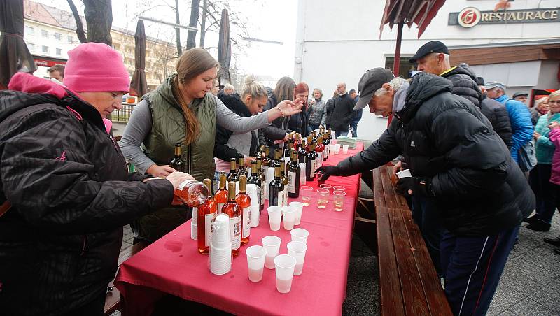 Tradiční degustace sedmi druhů Svatomartinského vína před kulturním domem na Dukle uspořádal pro občany strarosta městského obvodu V Jiří Rejda.