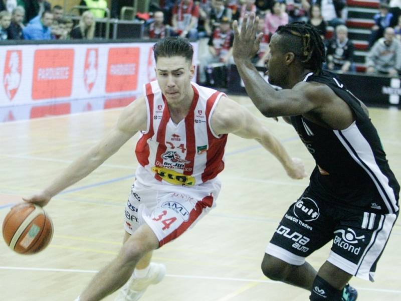 Mattoni NBL: BK JIP Pardubice - ČEZ Basketball Nymburk.