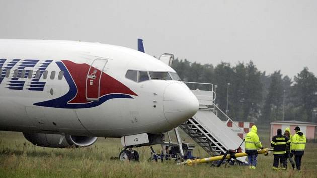 Boeing 737-800 skončil po nezdařeném přistání mimo dráhu