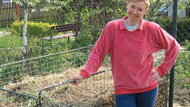 Programátorka Renata Krausová z Hradce Králové, loňská finalistka soutěže, si nejvíce odpočine právě při práci na zahradě. A dobře ví, že podmínkou vysoké úrody je kvalitní kompost.
