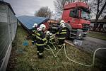 Kamionu v Černé za Bory se za jízdy odpojil návěs se sedmi tunami železa. Hasiči museli z poškozené nádrže vyčerpat naftu.