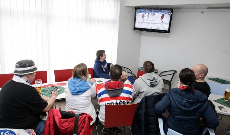 Fanoušci sledovali semifinále olympijského hokejového turnaje mezi Českou republikou a Olympijskými sportovci z Ruska.