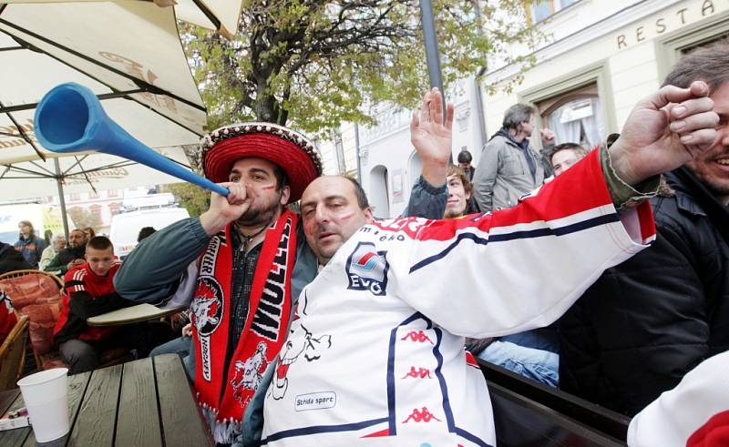 Pardubice fandí svým hokejistům na Pernštýnském náměstí před velkoplošnou obrazovkou.