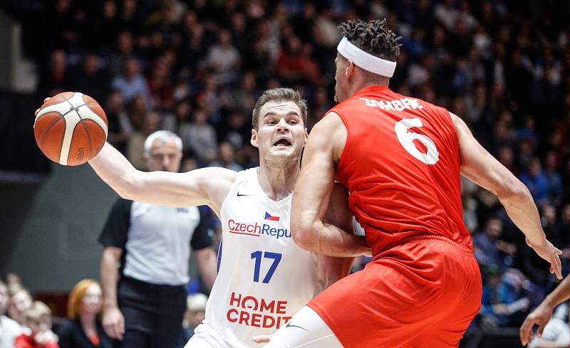 Kvalifikační utkání na Euro 2021 v basketbale mezi Českou republikou ( v bílém) a Dánskem (v červeném) v pardubické enteria areně.