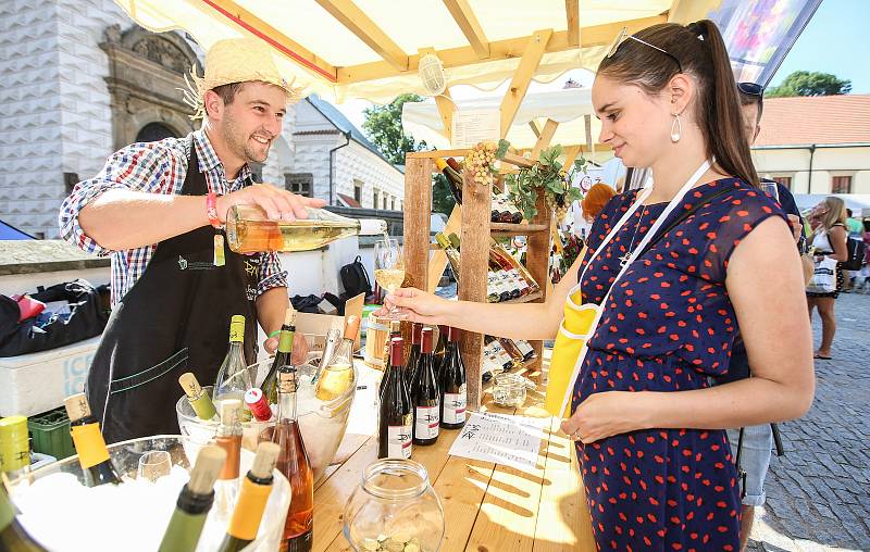 Z archivu. Pardubický festival vína v prostorách pardubického zámku.