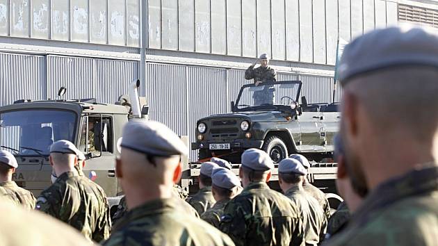 Velitel 14. logistické brigády Josef Burkoň se rozloučil s velením jednotce a nastoupil do zálohy. Jeho vojáci jej vyprovodili stylově.