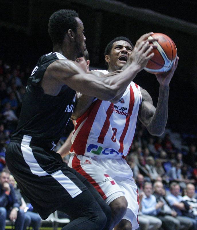 Basketbalové utkání Basketball Champions Legue mezi BK JIP Pardubice (v bíločerveném) a BC Nižnij Novgorod (v černém) v pardubické ČSOB Pojišťovna Areně.