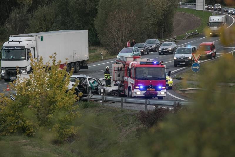 Tragická nehoda u Dražkovic. Čelní střet osobního vozu s kamionem.