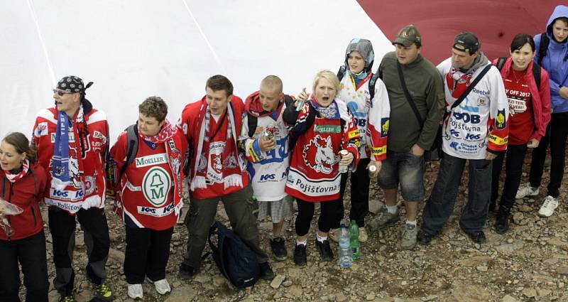 Pardubičtí hokejoví fans nesli na Sněžku mistrovský pohár 