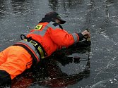 Dobrovolní hasiči ověřovali sílu ledu na Matičním jezeře, kde už bruslí první nedočkavci. Aktuální hodnoty 27. 2. 2018 jsou 4 až 8 centimetrů. Bezpečná norma je ale až 12 centimetrů ledu.