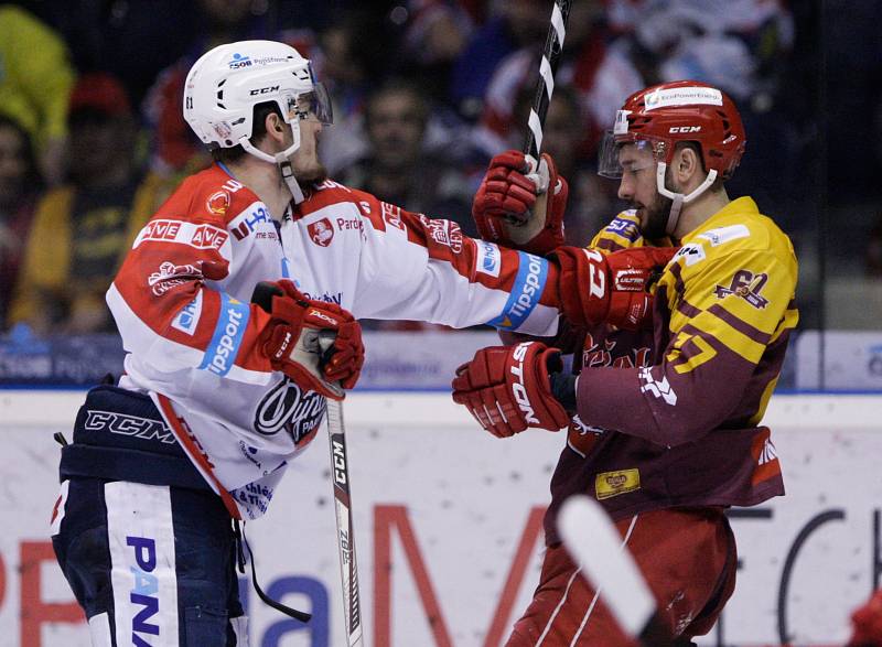 Baráž o hokejovou extraligu Dynamo Pardubice - Dukla Jihlava.