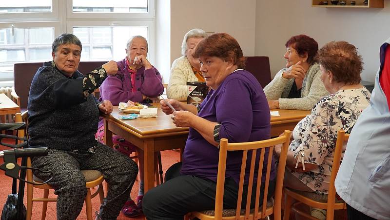 Nadační fond Příběhy pomáhá seniorům a samoživitelům v nouzi.Zaměřují se především na potravinovou pomoc