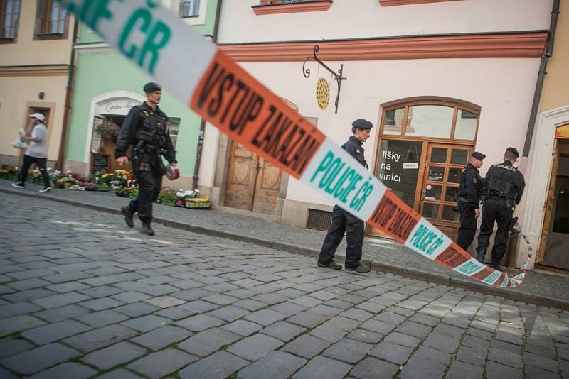 Kvůli ohlášené bombě policie v Pardubicích uzavřela  Pernštýnské náměstí.