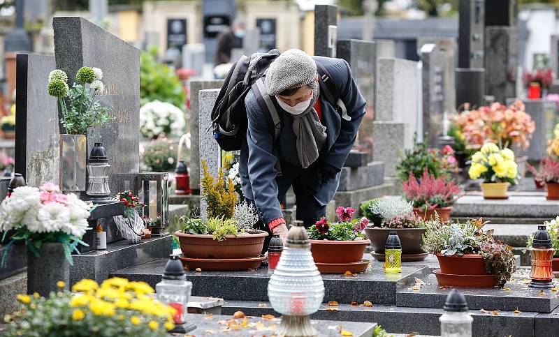 Památka zesnulých či lidově Dušičky na pardubickém Centrálním hřbitově v době Koronovirové epidemie.