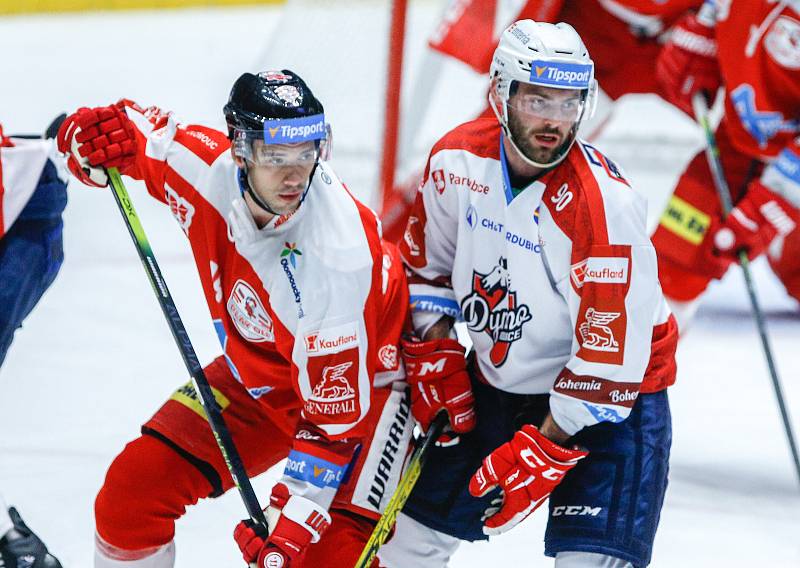 Hokejové utkání Generali Česká Cup v ledním hokeji mezi HC Dynamo Pardubice (v bíločerveném) a HC Olomouc (v červenobílém) v pardudubické enterie areně.