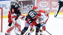 Hokejové utkání Tipsport extraligy v ledním hokeji mezi HC Dynamo Pardubice (v bíločerveném) a HC Oceláři Třinec (v černočerveném) v pardudubické enterie areně.