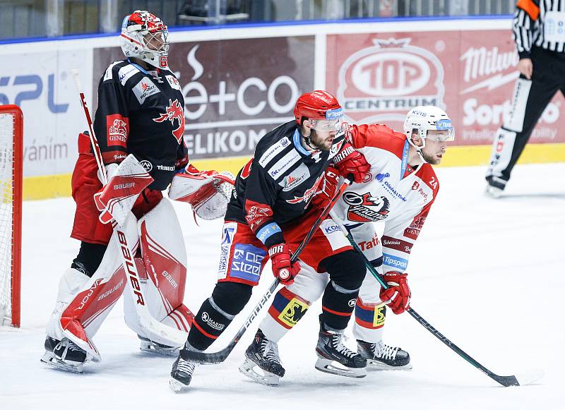 Hokejové utkání Tipsport extraligy v ledním hokeji mezi HC Dynamo Pardubice (v bíločerveném) a HC Oceláři Třinec (v černočerveném) v pardudubické enterie areně.