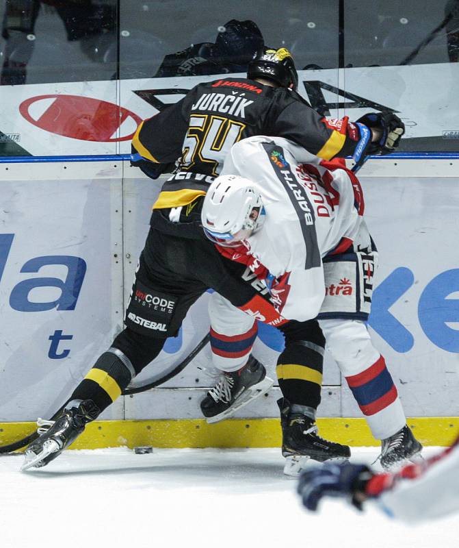 Hokejové utkání Tipsport extraligy v ledním hokeji mezi HC Dynamo Pardubice (bílém) a HC Verva Litvínov (v černožlutém) v pardudubické ČSOB po jišťovna ARENA.