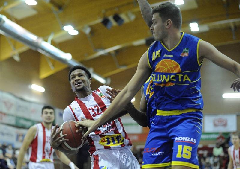 Pardubičtí basketbalisté doma padli s Ústím nad Labem (76:80).