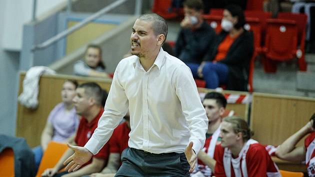 Energický kouč pardubických basketbalistů Dino Repeša.