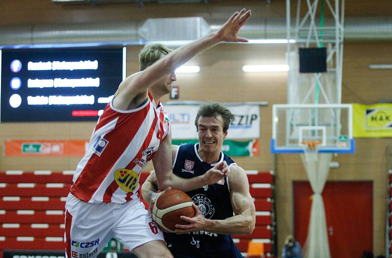 Basketbalové utkání Kooperativa NBL mezi BK JIP Pardubice (v bíločerném) a BK Armex Děčín (v černém) v pardubické hale na Dašické.