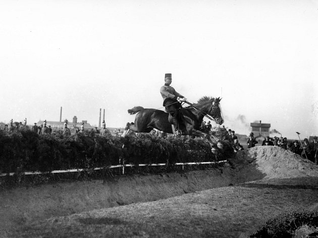 Fotografie Josefa Pírky zachycují i počátky Velké pardubické