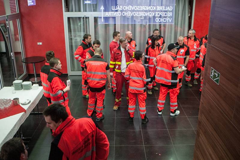 Cvičení Zdravotnické záchranné služby Pardubického kraje. Rozdělení posádek a cvičení může začít.