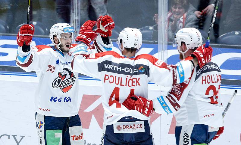 Hokejové utkání Tipsport extraligy v ledním hokeji mezi HC Dynamo Pardubice (v bíločerveném) a HC Oceláři Třinec.